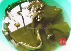 Illustration of how to make black bean, kelp and white radish chicken soup 3