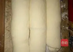 Illustration of how to make crescent moon buns 2