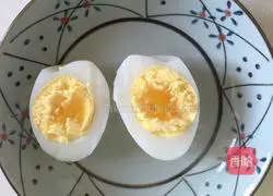 Illustration of how to make chicken soup prawn noodles 7