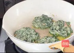 Illustration of how to make sweet potato leaf egg cake 6