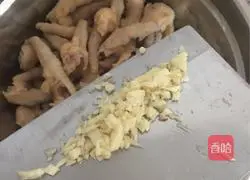 Illustration of how to make red oil chicken feet 7