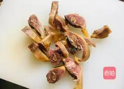 Illustration of how to make fried duck with celery 1