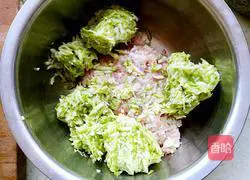 Illustration of how to make dumplings stuffed with zucchini and fungus 5