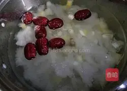 Illustration of how to make lotus seed and white fungus soup 6