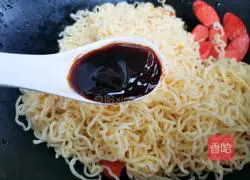 Illustration of how to make delicious fried instant noodles 10