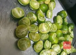 Illustration of how to make passion fruit, green orange, honey and lemonade 8