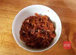 Illustration of how to make pink steamed dumplings 1