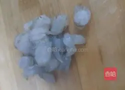 Illustration of how to make three fresh braised pancakes 2