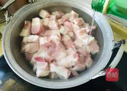 Illustration of how to make braised pork and tofu in a casserole 1