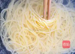 Illustration of how to make tomato, egg and corn noodles 4