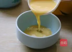Illustration of how to make peach gum egg custard 4