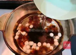 Illustration of making lotus seed, peach gum and sweet potato soup 6