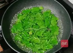 Illustration of how to make celery and sesame egg pancakes 1