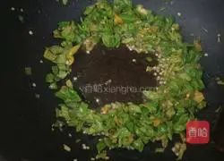 Illustration of how to make fried eggs with green pepper 5