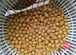 Bitter melon, soybean and pork bone soup recipe 1