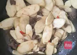 Illustration of how to make wild rice stir-fried beef 6