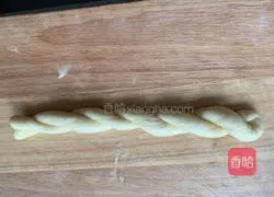 Illustration of how to make twist 13