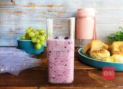 Illustration of how to make blueberry milkshake for eye protection and beauty 7