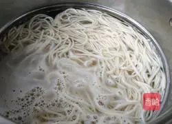 Illustration of how to make three-wire noodles 6