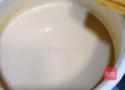 Illustration of how to make caramel milk tea 5