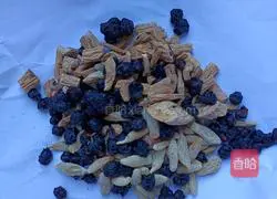 Illustration of how to make Codonopsis Ophiopogon Ophiopogon Schisandra Lean Meat Soup 2