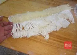 Illustration of hand-rolled pork shredded noodles 6