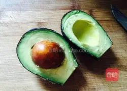 Illustration of how to make avocado milkshake 1