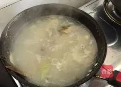 Illustration of how to make braised crucian carp 11