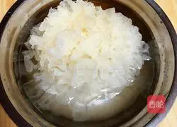 Illustration of how to make red dates, tremella and lotus seed soup 1