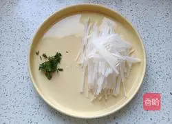 Illustration of how to make fried egg and shredded radish soup 2
