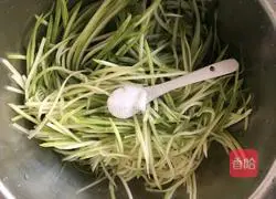 Illustration of how to make Cordyceps flowers mixed with mixed vegetables 3