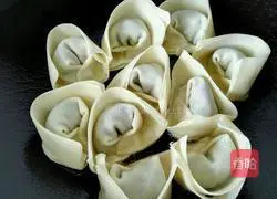 Illustration of how to make fried leek and meat wontons 4