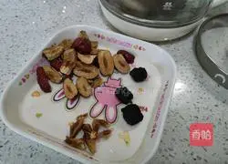 Illustration of how to make red dates and black plum tea 2