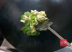 Chicken Mushroom and Green Chili Noodles Recipe Illustration 3