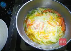 Illustration of how to make lettuce, tomato and egg soup 7