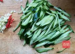 Illustration of how to make cucumber mixed with shredded chicken 2