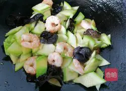 Illustration of how to cook zucchini and shrimps 9