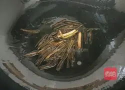 Illustration of how to make noodles with scallion oil 8