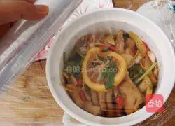 Illustration of how to make spicy and sour chicken feet 16