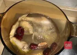 Illustration of how to cook capon stewed with fish maw and red dates 6