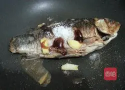 Illustration of how to make tofu and crucian carp soup 4