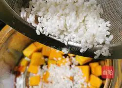 Peach gum pumpkin glutinous rice soup Practice illustration 5