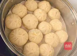 Illustration of how to make carrots, onions, mushrooms and beef xiaolongbao 14