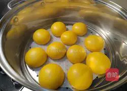 Illustration of how to make pumpkin steamed buns 15