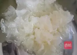 Illustration of how to make papaya and white fungus soup 1