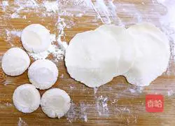 Illustration of how to make crescent dumplings (celery and pork fillings) 13