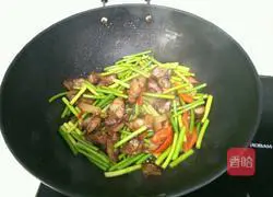 Illustration of how to make fried sausage with garlic moss 6