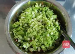 Illustration of how to steam cabbage and pork with pink skin 7