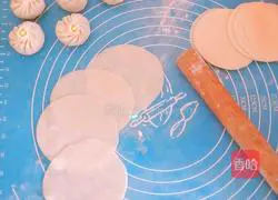 Illustration of how to make fried dumpling wrappers 6