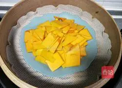 Illustration of how to make two-color flower rolls 3